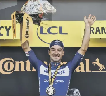  ??  ?? 0 Italian sprinter Elia Viviani celebrates his stage victory on the podium in Nancy.