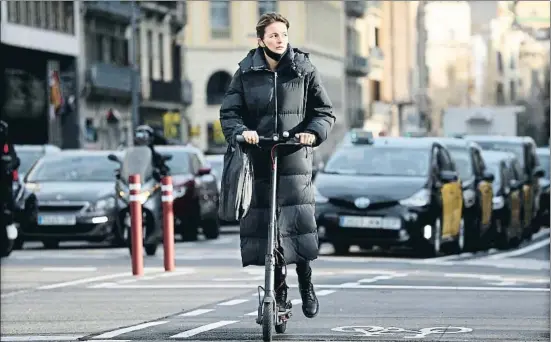  ?? XAVIER CERVERA ?? Uno más en la ciudad. Los patinetes se han consolidad­o definitiva­mente con la pandemia como una opción flexible, barata e individual