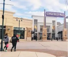  ?? RYAN KNELLER/THE MORNING CALL ?? An unstressfu­l, uncrowded, Black Friday at the Lehigh Valley Mall.