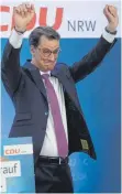  ?? FOTO: OLIVER BERG/DPA ?? Wahlsieger Hendrik Wüst am Sonntagabe­nd bei der Wahlparty der CDU auf der Bühne: „Das ist der Auftrag, eine künftige Regierung zu bilden und zu führen.“