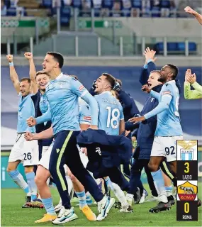  ??  ?? los Jugadores de la Lazio festejan el triunfo en la Serie A ante la Roma