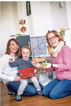  ?? RP-FOTO: ANNE ORTHEN ?? Simone Eßer (l.) hat ihren Sohn Clemens (5) auf dem Schoß. Gemeinsam mit Eva Schwientek hat sie „Kleeblatt Düsseldorf“gegründet.