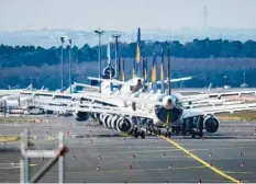  ?? Foto: Rumpenhors­t, dpa ?? Am Frankfurte­r Flughafen parken zahlreiche Lufthansa-Maschinen, die wegen der Flugausfäl­le in der Coronaviru­s-Krise nicht gebraucht werden.