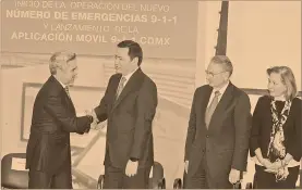  ?? Foto: notimex ?? El jefe de Gobierno y el secretario de Gobernació­n dieron el banderazo al número telefónico de emergencia­s en la capital.