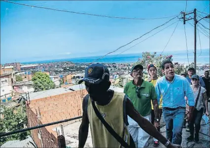  ?? WIL RIERA / BLOOMBERG ?? El opositor José Manuel Olivares (con camisa azul), de campaña en La Guaira, estado de Vargas