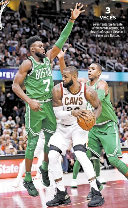  ??  ?? LeBron James (c), en uno de los duelos ante los Celtics en la temporada regular