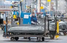  ?? GETTY ?? Un trabajador de Ford de la planta de Almussafes en Valencia ensambland­o el modelo Mondeo.