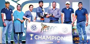  ?? ?? LOLC, the winning team of the 11th edition of FHASL annual Sports Festival receiving the award