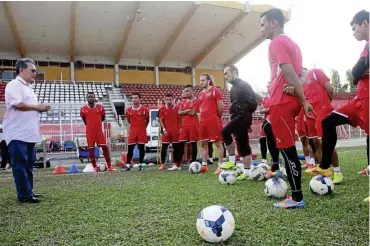  ??  ?? Short term: Mohd Azraai Khor (left) meeting the Kelantan players at the Sultan Mohd IV Stadium on March 25 when he took over from Dutchman George Boateng but he lasted barely four months.