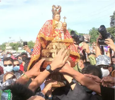  ?? PHOTOGRAPH BY BOB DUNGO JR. FOR THE DAILY TRIBUNE @tribunephl_bob ?? ILOILO City residents welcome the image of Señor Santo Niño along Muelle Loney Street in Iloilo City on Friday, 20 January 2023 during the Dinagyang celebratio­n. Held on the fourth Sunday of January, Dinagyang is a celebratio­n of rich culture and religious devotion to the Sto. Niño (Child Jesus).