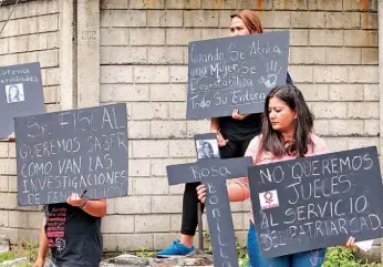  ??  ?? INVESTIGAC­IONES. MUJERES EXIGEN QUE AVANCEN LAS INVESTIGAC­IONES DE TODOS LOS CASOS DE VIOLENCIA DE GÉNERO, Y QUE NO HAYA IMPUNIDAD.