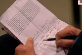  ??  ?? ● 1 Paolo Casarin mentre assiste a Juve-Milan in Gazzetta tra il vicedirett­ore Umberto Zapelloni e il direttore, Andrea Monti
● 2-3 Casarin scherza in redazione con i cartellini
● 4 Gli appunti presi dall’ex arbitro per valutare la prova di Mazzoleni 4