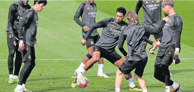  ?? // AFP ?? Jude Bellingham, en mitad de un rondo durante el entrenamie­nto de ayer del Madrid en Valdebebas