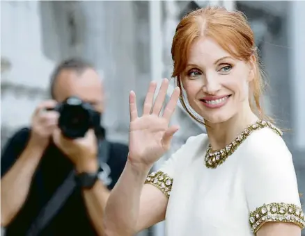  ?? JUAN HERRERO / EFE ?? L’actriu nord-americana Jessica Chastain saluda el públic arribant al festival de Sant Sebastià