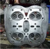  ??  ?? Thecylinde­r head, before and after repairs