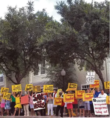  ?? Houston Chronicle file ?? Demonstrat­ors object in 2012 to Buckhead Investment Partners’ proposed Ashby tower near Rice University.