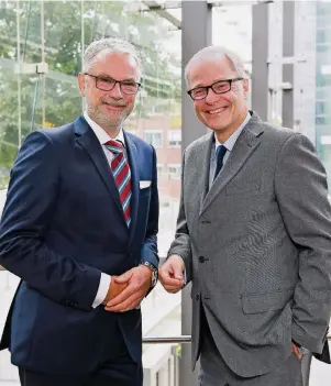  ?? FOTO: MICHAEL LÜBKE ?? Martin Rosenthal (l.) ist Leiter des Wealth Management­s der BW-Bank in Düsseldorf, Uwe Adamla WealthMana­gement-Leiter der Regionen Mitte und Nord.