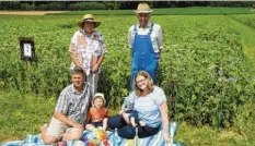  ?? Archivfoto: Emil Neuhäusler ?? Wer sich als Pate am Projekt von Franz Bissinger (links unten) beteiligt, kann wie seine Familie hier auf dem Bild bald neben der Blumenwies­e picknicken. Das Foto entstand 2019 auf einem Feld bei Ellzee.