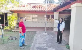  ?? ?? Lorenzo Chávez y la Lic. Lilian Mercado muestran el aula cuyo techo se cayó ayer.