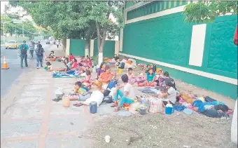  ??  ?? Desde tempranas horas un centenar de nativos se instaló frente al local donde funciona el Indi. En horas de la tarde, los manifestan­tes volvieron a la Plaza de Armas.