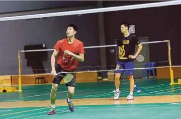  ??  ?? PEMAIN beregu lelaki Malaysia, Goh V Shem dan Tan Wee Kiong ketika sesi latihan di Akademi Badminton Malaysia, Bukit Kiara.