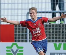  ?? RP-FOTO: STADE ?? Niklas Klein-Wiele (r.) netzte gestern beim 4:0-Sieg zweimal für den 1. FC Kleve ein.