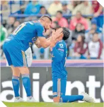  ??  ?? El francés Gignac felicitó al joven Rafael Durán, tras su gol.