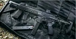  ??  ?? 阿联酋卡拉卡尔国际公­司研制的CMP9冲锋­枪
