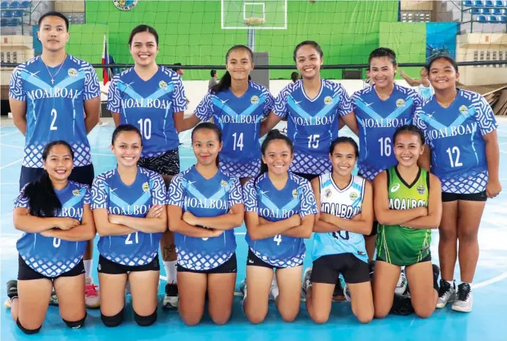  ?? / JANINE S. ABENIDO, MOALBOAL LGU ?? EDITOR: Mike T. Limpag
TIGHT CONTEST. Moalboal, coached by former national team member Dave Cabaron (standing left), ended Barili’s three-game winning streak to go 3-1 along with Dumanjug and Badian.