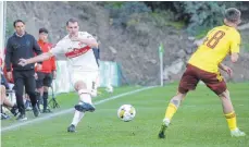  ?? FOTO: PRESSEFOTO BAUMANN/IMAGO ?? Pascal Stenzel (li.) hat sich beim VfB Stuttgart unter Trainer Bruno Labbadia (im Hintergrun­d) in den Fokus gespielt.