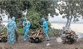  ?? ANUPAM NATH/ASSOCIATED PRESS ?? El manejo de la pandemia por la ONU evidencia su debilidad, dicen algunos. Una cremación en la India.