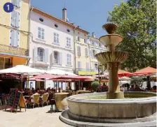  ??  ?? La place Saint-Pierre abrite la maison du célèbre écrivain et poète provençal François-Juste-Marie Raynouard. L’homme est resté très attaché à cette demeure qui était celle de son enfance. Un buste commémorat­if a été installé sur la place en 1936, cent...