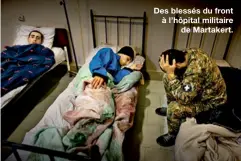  ??  ?? Des blessés du front à l’hôpital militaire
de Martakert.