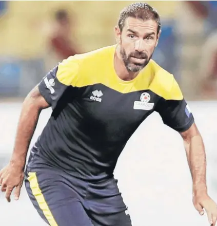  ??  ?? ► Robert Pires, en un reciente partido de veteranos.