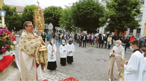  ?? Fotos: Winfried Rein ?? Stadtpfarr­er Herbert Kohler spendet mit der Monstranz den eucharisti­schen Segen für die Stadt und ihre Bewohner.