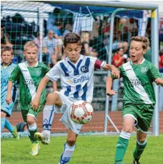  ?? Foto: Horst Hörger ?? Wie im Vorjahr (hier Karlsruher SC gegen FC Burlafinge­n/grün) werden die U 10 Ki cker in Dornstadt sicher mit großer Begeisteru­ng dabei sein.