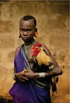  ??  ?? Attenti al gallo! Steve McCurry «Valle del fiume Omo», Etiopia, 2013