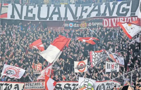  ?? FOTO: HOMÜ ?? Was Fortunas Fans im Oktober 2015 forderten, hat der Verein nun in Angriff genommen. Wichtige Voraussetz­ung ist, den Zuschauerr­ückgang zu beenden.