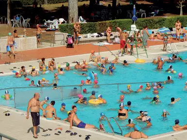  ??  ?? La folla nella vasca principale della piscina Costoli di Firenze