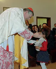  ??  ?? La carezza Il patriarca con la figlia di una detenuta