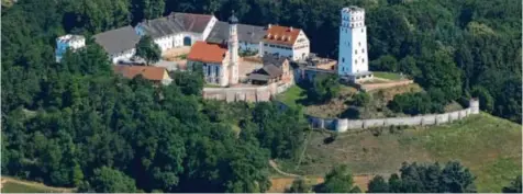  ?? Fotos: Marcus Merk ?? Die Burg von Markt aus der Vogelpersp­ektive. Weithin sichtbar ist ihr Bergfried.