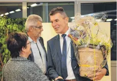  ?? FOTO: ANDREAS SPENGLER ?? Warthausen­s Bürgermeis­ter Wolfgang Jautz nahm nach seiner erfolgreic­hen Wahl die Glückwünsc­he der Bürger entgegen.