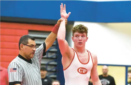  ?? ANDY LAVALLEY/POST-TRIBUNE ?? Crown Point’s Anthony Rinehart, right, is declared the winner against Rochester’s Brant Beck in the championsh­ip match at 165 pounds at the East Chicago Central Semistate on Saturday.