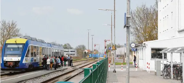  ?? Archivfoto­s: Christian Kirstges, Martin Deibl ?? Bis Ende 2019 steigen die Fahrgäste am Aichacher Bahnhof auf alle Fälle noch in die weiß blauen BRB Triebwagen ein. Wie es danach weitergeht, hängt vom Ergebnis einer Ausschreib­ung ab. Bis 2009 waren auf diesen Schienen die Regiosprin­ter der Deutschen Bahn unterwegs (siehe Bild unten).