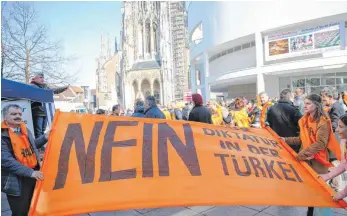  ?? FOTO: FELIX OECHSLER ?? Türkischst­ämmige Ulmer sagen auf dem Münsterpla­tz „nein zur Diktatur in der Türkei“.