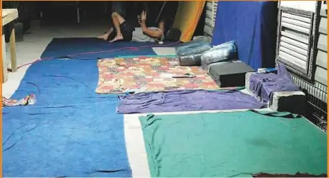  ?? Reuters ?? Makeshift sleeping areas inside the Manus Island detention centre in Papua New Guinea.