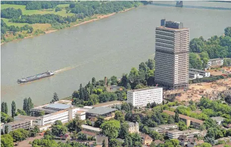  ?? ARCHIVFOTO: ELMAR HARTMANN/DPA ?? Der „Lange Eugen“direkt am Rhein diente in der Bonner Republik als Abgeordnet­enhaus. Heute ist er Teil des UN-Campus.
Auch rund 30 Jahre nach dem „Hauptstadt­beschluss“zum Umzug von Parlament und Regierung von Bonn nach Berlin arbeiten zahlreiche Menschen für Bundesmini­sterien und -behörden