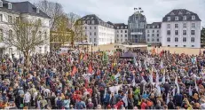  ?? FOTO: BECKER&BREDEL ?? Tausende Menschen zogen gegen die NPD durch Saarbrücke­n. Bei der Kundgebung am Schloss fanden die Redner deutliche Worte.