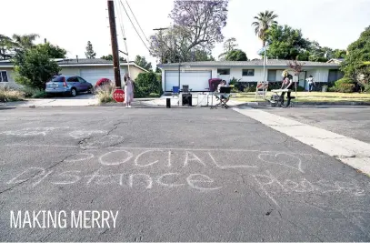  ?? Picture: EPA-EFE ?? Musicians Adam Chester, centre, and Kim Bullard, right, perform Chester’s weekly neighbourh­ood concert amid the coronaviru­s pandemic in Sherman Oaks in California in the US on Saturday.