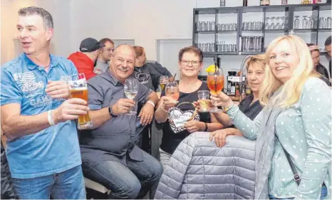  ?? FOTOS: SUSANNE GRIMM ?? In den Meßkircher Lokalen herrscht während der Kneipen- und Musiknacht beste Stimmung.